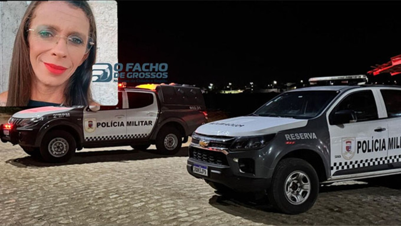 Imagem 1 - De acordo com informações do delegado Alex da 44ª delegacia da Policia Civil, a vítima, identificada socialmente como Flávia Mendonça, estava nas proximidades de uma festa que acontecia em um dos bares da Prainha, quando foi surpreendida por duas pessoas e alvejada com tiros de calibre 380. A vítima não resistiu e morreu ainda no local, antes da chegada do socorro médico. A motivação e a autoria do crime serão investigadas pela Polícia Civil, que busca esclarecer as circunstâncias do homicídio. Imagem 1 - De acordo com informações do delegado Alex da 44ª delegacia da Policia Civil, a vítima, identificada socialmente como Flávia Mendonça, estava nas proximidades de uma festa que acontecia em um dos bares da Prainha, quando foi surpreendida por duas pessoas e alvejada com tiros de calibre 380. A vítima não resistiu e morreu ainda no local, antes da chegada do socorro médico. A motivação e a autoria do crime serão investigadas pela Polícia Civil, que busca esclarecer as circunstâncias do homicídio.