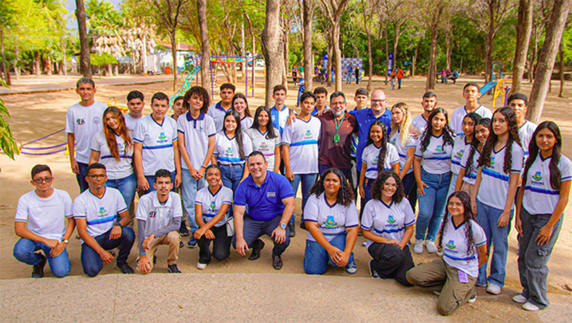 Imagem 1 - Os alunos aprovados, professores, diretores e o secretário Leonardo Dantas, registraram fotografia no Parque Municipal. “Esse resultado mostra o esforço contínuo da Prefeitura de Mossoró nos investimentos em educação e é sempre muito importante que os gestores municipais, estaduais e federais continuem investindo em educação para que a gente tenha sempre essa melhoria no ensino”, destacou Wagner Lopes Torquato, diretor acadèmico do IFRN/Mossoró. Imagem 1 - Os alunos aprovados, professores, diretores e o secretário Leonardo Dantas, registraram fotografia no Parque Municipal. “Esse resultado mostra o esforço contínuo da Prefeitura de Mossoró nos investimentos em educação e é sempre muito importante que os gestores municipais, estaduais e federais continuem investindo em educação para que a gente tenha sempre essa melhoria no ensino”, destacou Wagner Lopes Torquato, diretor acadèmico do IFRN/Mossoró.