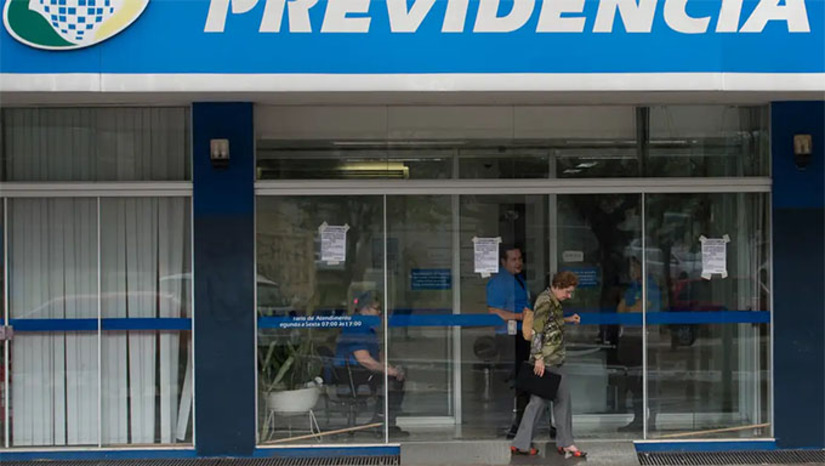 Imagem 1 -  As agências do INSS em todo o país ficarão fechadas para atendimento presencial de quarta (28) a sexta-feira (30) devido a melhorias nos sistemas da Dataprev. Até o dia 27, os canais remotos, site e aplicativo Meu INSS e a central 135, funcionam normalmente, mas ficarão indisponíveis a partir das 19h do dia 27 até o dia 31 de janeiro. A modernização visa aumentar a segurança e eficiência dos serviços. Para minimizar impactos, o INSS realizou atendimentos extras no último fim de semana e garantiu o reencaixe de beneficiários que optaram pelo atendimento presencial.
