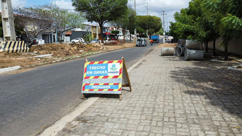 Imagem 1 - A primeira intervenção ocorre na avenida Abel Coelho, no bairro Abolição III, nas proximidades do viaduto. No local, haverá um pequeno desvio para manter o fluxo de veículos. Já a segunda acontece no cruzamento das ruas Amaro Duarte e Avenida Pe. Sátiro, com previsão de continuidade dos trabalhos até a sexta-feira (30) e liberação total da via no sábado (31). Durante a execução dos serviços, a sinalização será reforçada para garantir a segurança de motoristas e trabalhadores, mantendo o acesso às regiões com organização viária. Imagem 1 - A primeira intervenção ocorre na avenida Abel Coelho, no bairro Abolição III, nas proximidades do viaduto. No local, haverá um pequeno desvio para manter o fluxo de veículos. Já a segunda acontece no cruzamento das ruas Amaro Duarte e Avenida Pe. Sátiro, com previsão de continuidade dos trabalhos até a sexta-feira (30) e liberação total da via no sábado (31). Durante a execução dos serviços, a sinalização será reforçada para garantir a segurança de motoristas e trabalhadores, mantendo o acesso às regiões com organização viária.