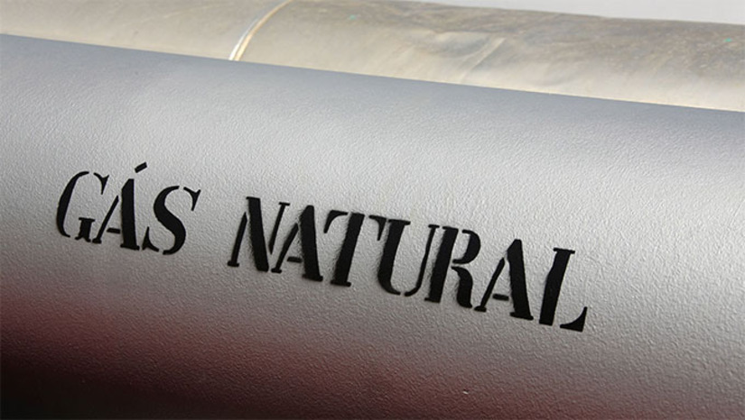 Imagem 1 - A Petrobras informou que, a partir de 1º de fevereiro, os preços de venda da molécula de gás natural às distribuidoras serão reduzidos em média 7,8%, conforme atualização trimestral prevista em contrato. Desde dezembro de 2022, a redução acumulada no preço da molécula chega a cerca de 38%. A estatal destaca que o preço final ao consumidor depende de outros fatores, como transporte, margens, tributos e regulação estadual, e que a atualização não se aplica ao GLP (gás de cozinha). Imagem 1 - A Petrobras informou que, a partir de 1º de fevereiro, os preços de venda da molécula de gás natural às distribuidoras serão reduzidos em média 7,8%, conforme atualização trimestral prevista em contrato. Desde dezembro de 2022, a redução acumulada no preço da molécula chega a cerca de 38%. A estatal destaca que o preço final ao consumidor depende de outros fatores, como transporte, margens, tributos e regulação estadual, e que a atualização não se aplica ao GLP (gás de cozinha).