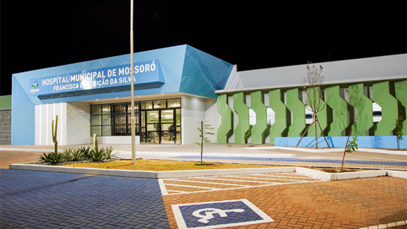 Imagem 1 - O Hospital Municipal de Mossoró já realizou mais de 700 atendimentos em menos de duas semanas de funcionamento. A unidade ampliou a oferta de serviços na rede municipal, com a realização de cerca de 20 cirurgias por semana, entre procedimentos gerais e ginecológicos, ajudando a reduzir a fila de cirurgias eletivas. O hospital também oferece consultas com médicos especialistas, como urologia e ortopedia, com acesso por meio de encaminhamento das Unidades Básicas de Saúde. Imagem 1 - O Hospital Municipal de Mossoró já realizou mais de 700 atendimentos em menos de duas semanas de funcionamento. A unidade ampliou a oferta de serviços na rede municipal, com a realização de cerca de 20 cirurgias por semana, entre procedimentos gerais e ginecológicos, ajudando a reduzir a fila de cirurgias eletivas. O hospital também oferece consultas com médicos especialistas, como urologia e ortopedia, com acesso por meio de encaminhamento das Unidades Básicas de Saúde.