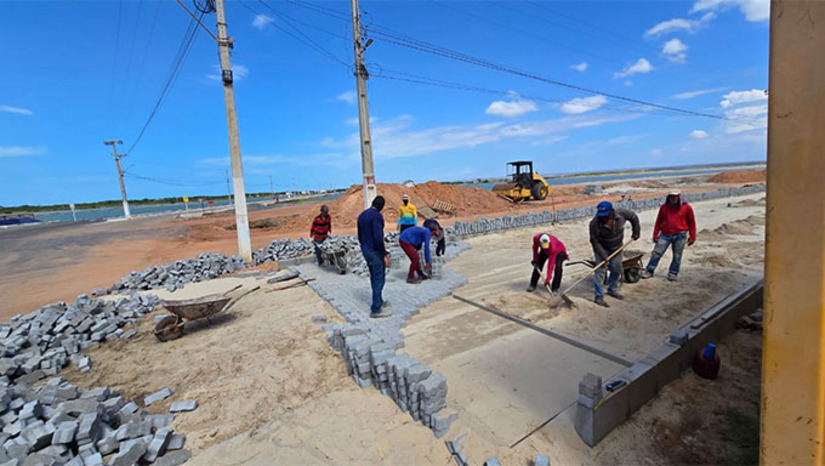 Imagem 1 - Quem transita pela avenida já consegue perceber o andamento dos serviços, que estão transformando o espaço urbano e promovendo mais mobilidade, segurança e valorização da área. A obra integra o Acelera Grossos, programa que reúne investimentos estratégicos em infraestrutura e tem como objetivo transformar a vida dos moradores por meio de ações que promovem acessibilidade e bem-estar. O piso intertravado traz diversos benefícios, como maior durabilidade, melhor drenagem da água da chuva, redução de poeira e facilidade de manutenção. Além disso, contribui para a estética urbana, valorizando o entorno e garantindo mais conforto para pedestres e motoristas. Imagem 1 - Quem transita pela avenida já consegue perceber o andamento dos serviços, que estão transformando o espaço urbano e promovendo mais mobilidade, segurança e valorização da área. A obra integra o Acelera Grossos, programa que reúne investimentos estratégicos em infraestrutura e tem como objetivo transformar a vida dos moradores por meio de ações que promovem acessibilidade e bem-estar. O piso intertravado traz diversos benefícios, como maior durabilidade, melhor drenagem da água da chuva, redução de poeira e facilidade de manutenção. Além disso, contribui para a estética urbana, valorizando o entorno e garantindo mais conforto para pedestres e motoristas.