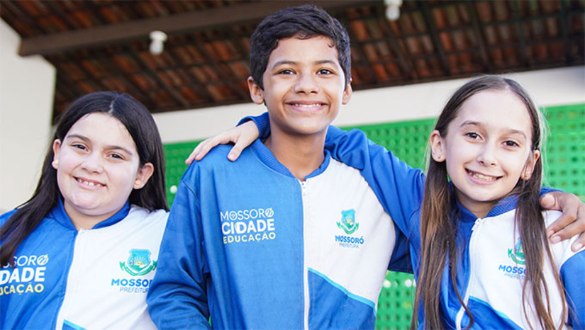 Imagem 1 - Todo o processo é realizado de forma on-line, sem filas, por meio do portal sigeduc. Em Mossoró, os alunos da rede municipal recebem gratuitamente kit de material escolar, mochila, moletom, tênis e fardamento, ofertados pela Prefeitura. As aulas da rede municipal terão início no dia 5 de fevereiro de 2026. Imagem 1 - Todo o processo é realizado de forma on-line, sem filas, por meio do portal sigeduc. Em Mossoró, os alunos da rede municipal recebem gratuitamente kit de material escolar, mochila, moletom, tênis e fardamento, ofertados pela Prefeitura. As aulas da rede municipal terão início no dia 5 de fevereiro de 2026.