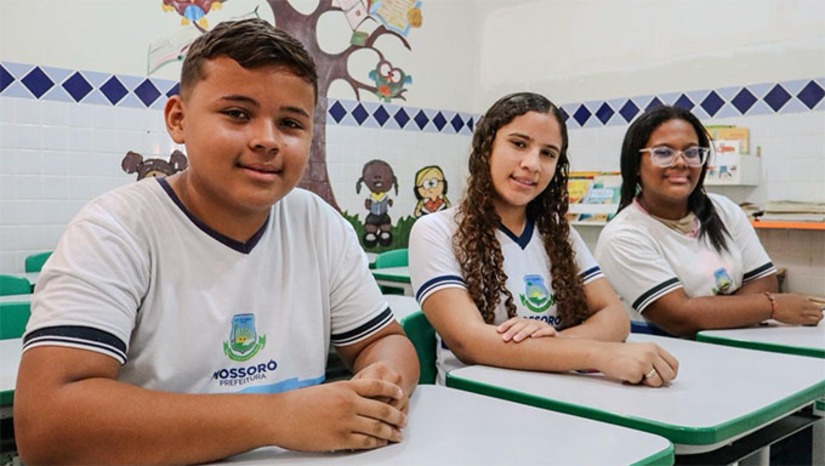 Imagem 1 - Três alunos da Escola Municipal Vereador José Bernardo, localizada na comunidade rural de Passagem de Pedra, em Mossoró (RN), irão representar o município na Olimpíada Brasileira de Astronomia, Astronáutica e Foguete (OBAFOG), que acontece de 2 a 5 de fevereiro de 2026, em Piraí (RJ). A participação dos alunos é motivo de orgulho para a comunidade, formada por cerca de 1.100 habitantes, e simboliza o potencial da educação pública rural e o impacto transformador do conhecimento. Imagem 1 - Três alunos da Escola Municipal Vereador José Bernardo, localizada na comunidade rural de Passagem de Pedra, em Mossoró (RN), irão representar o município na Olimpíada Brasileira de Astronomia, Astronáutica e Foguete (OBAFOG), que acontece de 2 a 5 de fevereiro de 2026, em Piraí (RJ). A participação dos alunos é motivo de orgulho para a comunidade, formada por cerca de 1.100 habitantes, e simboliza o potencial da educação pública rural e o impacto transformador do conhecimento.
