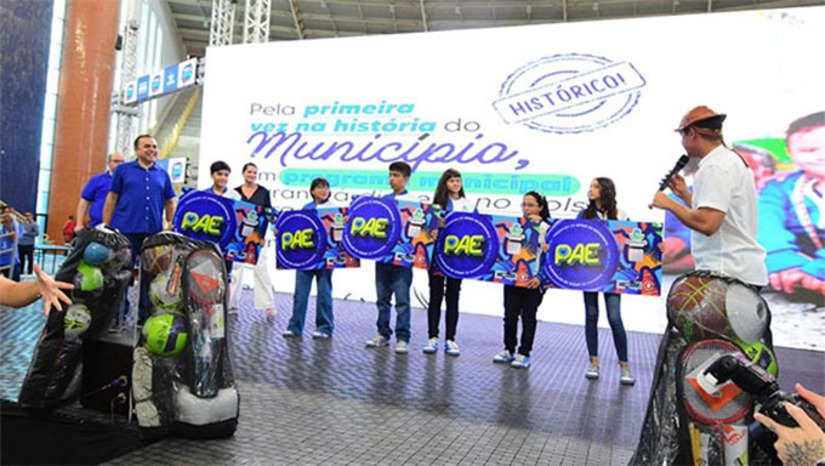 Imagem 1 - Nesta sexta-feira (30), foi efetivado o pagamento da bolsa prêmio de R$ 300 para 3.944 alunos da Rede Municipal de Ensino de Mossoró contemplados pelo Programa de Apoio ao Estudante (PAE). “É um grande programa que valoriza os nossos alunos, de famílias humildes, que estão estudando para ter uma boa formação. Esse é mais um projeto que implementamos na Rede Municipal de Ensino, e seguimos trabalhando para ofertar a melhor educação do Rio Grande do Norte”, pontuou Allyson Bezerra. Imagem 1 - Nesta sexta-feira (30), foi efetivado o pagamento da bolsa prêmio de R$ 300 para 3.944 alunos da Rede Municipal de Ensino de Mossoró contemplados pelo Programa de Apoio ao Estudante (PAE). “É um grande programa que valoriza os nossos alunos, de famílias humildes, que estão estudando para ter uma boa formação. Esse é mais um projeto que implementamos na Rede Municipal de Ensino, e seguimos trabalhando para ofertar a melhor educação do Rio Grande do Norte”, pontuou Allyson Bezerra.