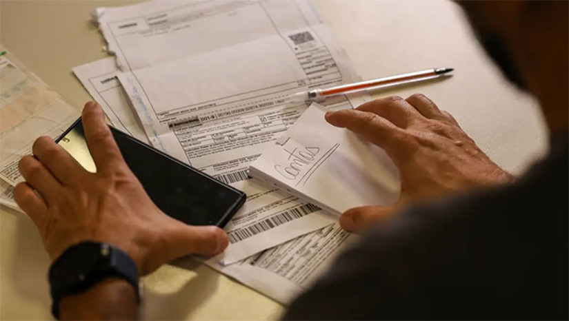 Imagem 1 - O novo salário mínimo nacional, fixado em R$ 1.621, começa a ser pago aos trabalhadores a partir desta segunda-feira (2). O valor, que representa um aumento de R$ 103, já consta no contracheque referente ao mês de janeiro. Imagem 1 - O novo salário mínimo nacional, fixado em R$ 1.621, começa a ser pago aos trabalhadores a partir desta segunda-feira (2). O valor, que representa um aumento de R$ 103, já consta no contracheque referente ao mês de janeiro.