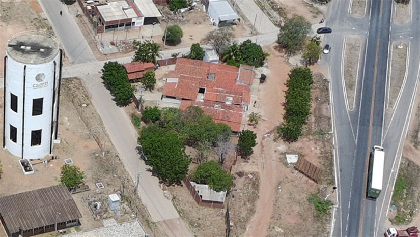 Imagem 1 - A Caern realizará, entre os dias 3 e 7 de fevereiro, a limpeza preventiva de cinco reservatórios em Mossoró, como parte das ações de melhoria do sistema de abastecimento. Durante os serviços, haverá suspensão temporária do fornecimento de água em alguns bairros. No dia 5/02, a interrupção ocorrerá no Santa Helena e parte do Santo Antônio; já no dia 6/02, os bairros Alto da Conceição, Belo Horizonte, Lagoa do Mato e Centro serão afetados. O abastecimento será retomado de forma gradativa, com normalização em até 48 horas após a conclusão dos serviços. Imagem 1 - A Caern realizará, entre os dias 3 e 7 de fevereiro, a limpeza preventiva de cinco reservatórios em Mossoró, como parte das ações de melhoria do sistema de abastecimento. Durante os serviços, haverá suspensão temporária do fornecimento de água em alguns bairros. No dia 5/02, a interrupção ocorrerá no Santa Helena e parte do Santo Antônio; já no dia 6/02, os bairros Alto da Conceição, Belo Horizonte, Lagoa do Mato e Centro serão afetados. O abastecimento será retomado de forma gradativa, com normalização em até 48 horas após a conclusão dos serviços.