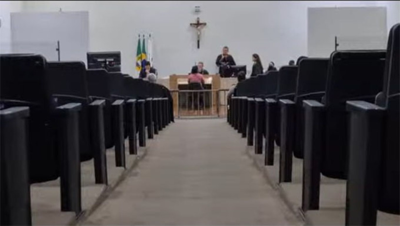 Imagem 1 -  O Tribunal do Júri Popular da Comarca de Mossoró retoma os trabalhos nesta terça-feira, 3 de fevereiro de 2026 as 8h, com o julgamento de Rairon Wanderson Ferreira de Sousa, réu preso pelo assassinato de Magdiel Ferreira de Freitas, conhecido como Galego das Tatuagens, ocorrido em 27 de março de 2024, no bairro Bom Jardim. Segundo o Ministério Público, o crime teria sido cometido a mando de uma facção criminosa, motivado por uma dívida de R$ 30 mil da vítima, e contou com a participação de Érico Vinícius Dantas do Nascimento. O caso foi investigado pela DHPP de Mossoró. 