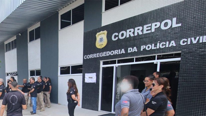 Imagem 1 - A delegada omitiu que o mesmo advogado que foi procurá-la no plantão é o que, um ano antes, havia conseguido garantir sua admissão na Polícia após 11 anos tentando carreira. O MP vai investigar a conduta dela em todos os seus atos, em especial no caso do “divórcio milionário” de Fabiana Gordilho e Lucas Abud. O cérebro por trás das articulações é o advogado Eugênio Kruschewsky, que trabalhou para o Banco Master e tem convocação pedida para a CPI do INSS. A assessoria da Polícia avisou não haver investigação contra ela. Mas é porque o MP, como citamos, vai iniciar a apuração. MAIS, NA COLUNA ESPLANADA Imagem 1 - A delegada omitiu que o mesmo advogado que foi procurá-la no plantão é o que, um ano antes, havia conseguido garantir sua admissão na Polícia após 11 anos tentando carreira. O MP vai investigar a conduta dela em todos os seus atos, em especial no caso do “divórcio milionário” de Fabiana Gordilho e Lucas Abud. O cérebro por trás das articulações é o advogado Eugênio Kruschewsky, que trabalhou para o Banco Master e tem convocação pedida para a CPI do INSS. A assessoria da Polícia avisou não haver investigação contra ela. Mas é porque o MP, como citamos, vai iniciar a apuração. MAIS, NA COLUNA ESPLANADA
