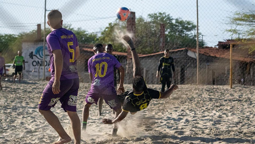 Imagem 1 - O torneio acontece a partir das 08h e reunirá atletas da categoria master, e contará com uma premiação, reconhecendo o desempenho das equipes e dos destaques individuais da competição. Serão entregues troféus para o 1º, 2º e 3º lugares, além de premiações especiais para melhor jogador, melhor goleiro e artilheiro do torneio. A iniciativa integra o calendário esportivo do município e a expectativa é de um grande público na Arena Pernambuquinho, fortalecendo o esporte, o turismo e a economia local. Imagem 1 - O torneio acontece a partir das 08h e reunirá atletas da categoria master, e contará com uma premiação, reconhecendo o desempenho das equipes e dos destaques individuais da competição. Serão entregues troféus para o 1º, 2º e 3º lugares, além de premiações especiais para melhor jogador, melhor goleiro e artilheiro do torneio. A iniciativa integra o calendário esportivo do município e a expectativa é de um grande público na Arena Pernambuquinho, fortalecendo o esporte, o turismo e a economia local.