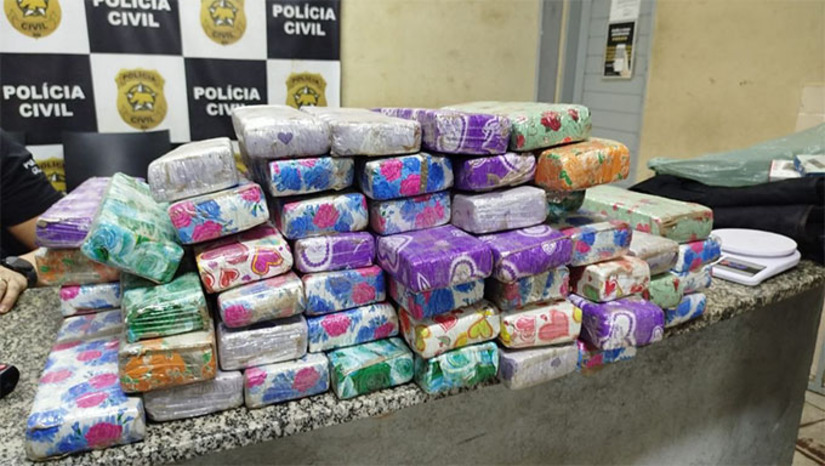 Imagem 1 -  A Polícia Militar realizou, nesta segunda-feira (02), uma grande apreensão de drogas no bairro Paredões após receber denúncia anônima de disparos de arma de fogo na Rua Anatália de Melo Alves. Durante buscas no local, os policiais encontraram quase 100 kg entorpecentes enterrados em baldes e tambores, além de munições de diversos calibres, coletes balísticos e balanças de precisão. O material apreendido, avaliado em cerca de R$ 300 mil, foi encaminhado à Delegacia de Plantão para os procedimentos legais.
