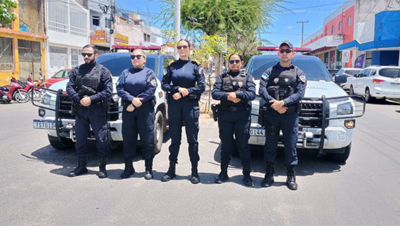 Imagem 1 - A Patrulha Maria da Penha da Guarda Civil Municipal de Mossoró completa cinco anos de atuação com resultados expressivos no enfrentamento à violência contra a mulher. Desde sua criação, em dezembro de 2020, a iniciativa já acompanhou 916 mulheres e não registrou nenhum caso de feminicídio entre as assistidas. Além do atendimento às ocorrências e do acompanhamento de medidas protetivas, a Patrulha atua de forma preventiva e educativa, integrada a uma rede com o Judiciário, Ministério Público e forças de segurança, funcionando 24 horas por dia para garantir proteção e acolhimento às mulheres. Imagem 1 - A Patrulha Maria da Penha da Guarda Civil Municipal de Mossoró completa cinco anos de atuação com resultados expressivos no enfrentamento à violência contra a mulher. Desde sua criação, em dezembro de 2020, a iniciativa já acompanhou 916 mulheres e não registrou nenhum caso de feminicídio entre as assistidas. Além do atendimento às ocorrências e do acompanhamento de medidas protetivas, a Patrulha atua de forma preventiva e educativa, integrada a uma rede com o Judiciário, Ministério Público e forças de segurança, funcionando 24 horas por dia para garantir proteção e acolhimento às mulheres.