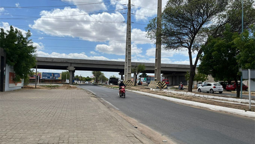 Imagem 1 - A Prefeitura de Mossoró realizará, a partir das 6h30 desta quarta-feira (4), uma intervenção viária na Avenida Abel Coelho, no trecho entre a BR-304 e a Rua Ezequiel Fernandes, no sentido Centro/Abolição. A ação, que segue até a quinta-feira, tem como objetivo melhorar o sistema de drenagem da via e garantir mais segurança e fluidez no trânsito, especialmente em períodos de chuva. Durante os serviços, motoristas devem utilizar rotas alternativas, com apoio e orientação de agentes de trânsito da SESDEM. Imagem 1 - A Prefeitura de Mossoró realizará, a partir das 6h30 desta quarta-feira (4), uma intervenção viária na Avenida Abel Coelho, no trecho entre a BR-304 e a Rua Ezequiel Fernandes, no sentido Centro/Abolição. A ação, que segue até a quinta-feira, tem como objetivo melhorar o sistema de drenagem da via e garantir mais segurança e fluidez no trânsito, especialmente em períodos de chuva. Durante os serviços, motoristas devem utilizar rotas alternativas, com apoio e orientação de agentes de trânsito da SESDEM.