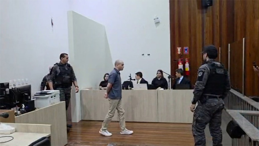 Imagem 1 - Tribunal do Júri Popular aconteceu nesta terça-feira, 3, no Forum Municipal de Mossoró, sob a presidência do juiz Vagnos Kelly. Na acusação, o promotor de Justiça Armando Lúcio. Na defesa, o advogado Sergimar Oliveira. O réu Rairon Wanderson foi denunciado de matar Magdiel Ferreira, no dia 27 de março de 2024, numa emboscada, a manda de uma facção, a qual a vítima devia R$ 30 mil. Réu inicia pena em regime fechado. Imagem 1 - Tribunal do Júri Popular aconteceu nesta terça-feira, 3, no Forum Municipal de Mossoró, sob a presidência do juiz Vagnos Kelly. Na acusação, o promotor de Justiça Armando Lúcio. Na defesa, o advogado Sergimar Oliveira. O réu Rairon Wanderson foi denunciado de matar Magdiel Ferreira, no dia 27 de março de 2024, numa emboscada, a manda de uma facção, a qual a vítima devia R$ 30 mil. Réu inicia pena em regime fechado.