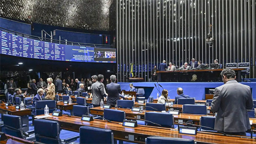 Imagem 1 - A MP, cuja validade termina em 11 de fevereiro, foi aprovada em menos de 24 horas tanto na Câmara quanto no Senado, e agora segue para sanção presidencial, já que os parlamentares fizeram algumas alterações no texto. O texto assegura gratuidade no botijão de gás de cozinha (GLP) de 13 quilos (kg) a famílias inscritas no Cadastro Único para Programas Sociais do Governo Federal (CadÚnico), desde que tenham renda per capita de até meio salário mínimo. Imagem 1 - A MP, cuja validade termina em 11 de fevereiro, foi aprovada em menos de 24 horas tanto na Câmara quanto no Senado, e agora segue para sanção presidencial, já que os parlamentares fizeram algumas alterações no texto. O texto assegura gratuidade no botijão de gás de cozinha (GLP) de 13 quilos (kg) a famílias inscritas no Cadastro Único para Programas Sociais do Governo Federal (CadÚnico), desde que tenham renda per capita de até meio salário mínimo.