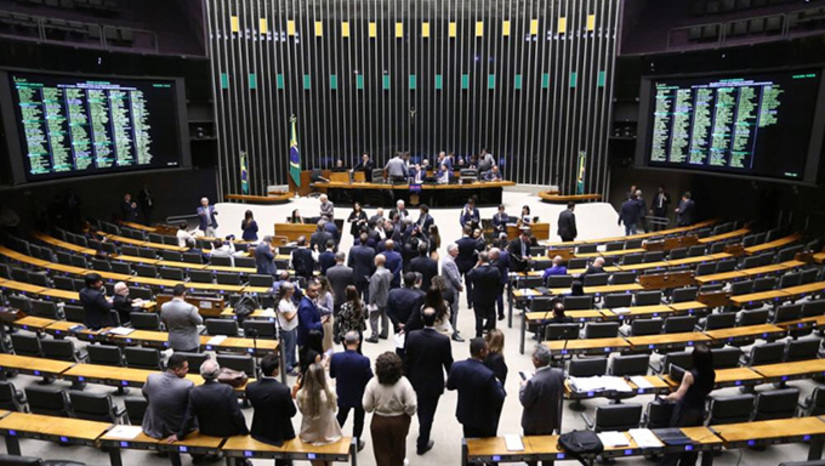 Imagem 1 - O debate em torno da regulação do delivery no Brasil, com o Grupo de Trabalho comandado pelo ministro palaciano Guilherme Boulos tramitando sem apoio de empresários e da categoria, segue uma trilha arriscada, parecida com o que houve nas cidades americanas. Nos Estados Unidos, a tentativa de proteger demasiadamente trabalhadores sem a necessária interface com o patronato resultou no repasse dos custos para consumidores e restaurantes. Tanto lá, quanto aqui, o cenário é de inviabilidade no setor, com efeito, dominó drástico: preços mais altos, restaurantes fechando as portas, menos pedidos e, consequentemente, queda de postos de trabalho para entregadores. A conferir. Imagem 1 - O debate em torno da regulação do delivery no Brasil, com o Grupo de Trabalho comandado pelo ministro palaciano Guilherme Boulos tramitando sem apoio de empresários e da categoria, segue uma trilha arriscada, parecida com o que houve nas cidades americanas. Nos Estados Unidos, a tentativa de proteger demasiadamente trabalhadores sem a necessária interface com o patronato resultou no repasse dos custos para consumidores e restaurantes. Tanto lá, quanto aqui, o cenário é de inviabilidade no setor, com efeito, dominó drástico: preços mais altos, restaurantes fechando as portas, menos pedidos e, consequentemente, queda de postos de trabalho para entregadores. A conferir.