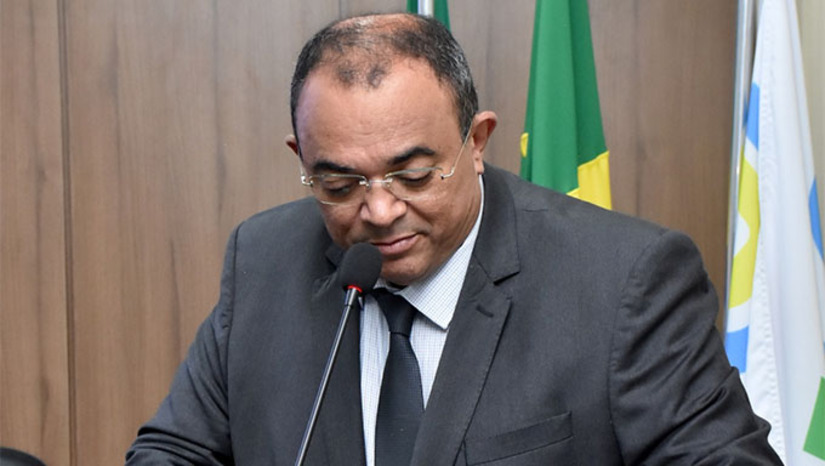Imagem 1 -  Em seu discurso, o prefeito Salomão fez um balanço das ações de 2025, destacando o equilíbrio fiscal, com salários em dia, fornecedores pagos e previdência organizada. Ressaltou os avanços na infraestrutura, especialmente em pavimentação urbana e rural, e anunciou para 2026 a construção de 150 moradias populares com recursos próprios. A mensagem também evidenciou melhorias nas áreas de saúde, assistência social, educação, agricultura, esporte, turismo e desenvolvimento econômico.
