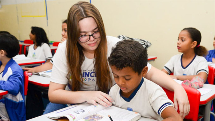 Imagem 1 -  Cerca de 20 mil alunos são aguardados pela equipe técnica da Secretaria Municipal de Educação para a rotina de ensino. A Prefeitura de Mossoró, através da Secretaria Municipal de Educação, dentro do programa "Mossoró Cidade Educação", garantirá, a todos os alunos fardamento completo, kit escolar, tênis e moletons. O programa conta também com merenda escolar de qualidade e unidades de ensino revitalizadas com acessibilidade, salas climatizadas e profissionais qualificados.