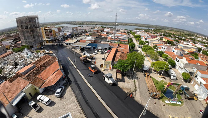 Imagem 1 - A Prefeitura de Apodi, em parceria com o DNIT e o Ministério Público do Rio Grande do Norte, está executando uma importante obra de mobilidade urbana em um dos trechos mais críticos do trânsito de Apodi-RN. A intervenção inclui o alargamento da via e a renovação do canteiro central, com o objetivo de reorganizar o fluxo de veículos, aumentar a segurança e melhorar a fluidez do tráfego. Trata-se de uma obra esperada há muitos anos pela população de Apodi, que agora sai do papel graças à união entre a gestão municipal, os órgãos federais e o Ministério Público, reforçando o compromisso com o planejamento urbano e a preservação de vidas. Imagem 1 - A Prefeitura de Apodi, em parceria com o DNIT e o Ministério Público do Rio Grande do Norte, está executando uma importante obra de mobilidade urbana em um dos trechos mais críticos do trânsito de Apodi-RN. A intervenção inclui o alargamento da via e a renovação do canteiro central, com o objetivo de reorganizar o fluxo de veículos, aumentar a segurança e melhorar a fluidez do tráfego. Trata-se de uma obra esperada há muitos anos pela população de Apodi, que agora sai do papel graças à união entre a gestão municipal, os órgãos federais e o Ministério Público, reforçando o compromisso com o planejamento urbano e a preservação de vidas.