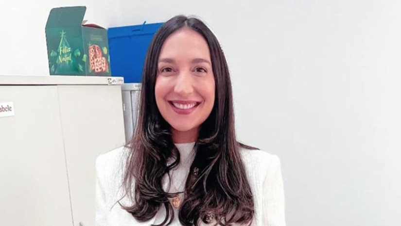 Imagem 1 - Carece de explicações a informação da Polícia Civil de Salvador de que não há investigação contra a delegada Priscila Lued. A reportagem teve ciência de apuração na Corregedoria sobre os fatos ainda sem conclusão. E o parecer do MP sobre a suspeita de conduta parcial dela contra o empresário Lucas Abud indica que a delegada deve, sim, tomar a iniciativa de se explicar à chefia. Veja mais no site da Coluna. Imagem 1 - Carece de explicações a informação da Polícia Civil de Salvador de que não há investigação contra a delegada Priscila Lued. A reportagem teve ciência de apuração na Corregedoria sobre os fatos ainda sem conclusão. E o parecer do MP sobre a suspeita de conduta parcial dela contra o empresário Lucas Abud indica que a delegada deve, sim, tomar a iniciativa de se explicar à chefia. Veja mais no site da Coluna.