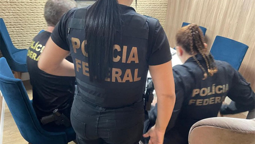 Imagem 1 -  Foram cumpridos mandados de prisão preventiva, busca e apreensão e bloqueio de bens nos estados do Rio Grande do Norte, São Paulo e Rio Grande do Sul. A ação é um desdobramento de investigações anteriores, que apuram a captação irregular de recursos de investidores com promessas de rendimentos irreais, vinculadas ao setor de energia. O esquema utilizava empresas e contratos simulados para ocultar e reinserir valores ilícitos no mercado formal. Durante a operação, foram apreendidos veículos, documentos e dispositivos eletrônicos, que auxiliarão na continuidade das investigações e no possível ressarcimento das vítimas.