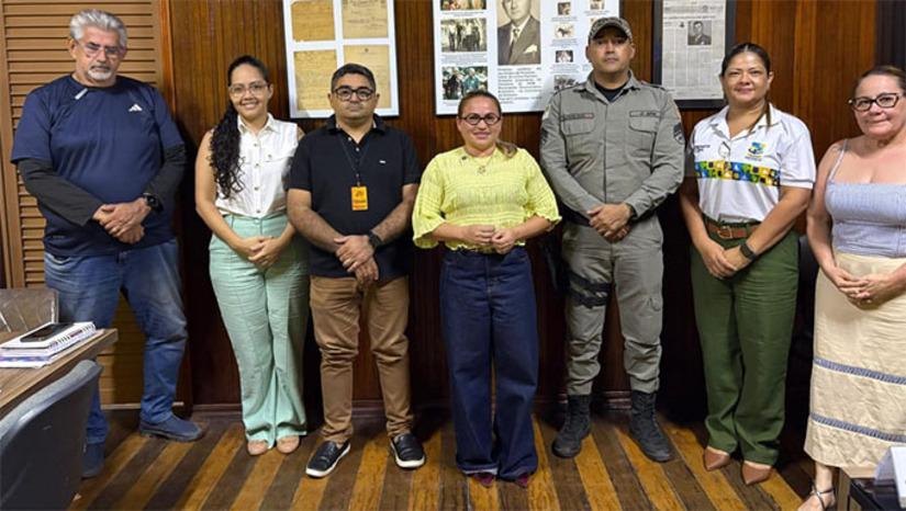 Imagem 1 - O planejamento foi definido durante reunião realizada nesta quarta-feira (04), que contou com a participação da Prefeita Cinthia Sonale, Polícia Militar, da Secretaria de Turismo e Eventos, da Secretaria de Obras e Urbanismo, da Secretaria de Gabinete e de representantes da empresa de segurança privada contratada para o evento. O efetivo será composto por Polícia Militar, Polícia Civil, grupamentos especializados, segurança privada e bombeiros civis, garantindo um esquema integrado de proteção ao público, com ações preventivas e de resposta rápida. Imagem 1 - O planejamento foi definido durante reunião realizada nesta quarta-feira (04), que contou com a participação da Prefeita Cinthia Sonale, Polícia Militar, da Secretaria de Turismo e Eventos, da Secretaria de Obras e Urbanismo, da Secretaria de Gabinete e de representantes da empresa de segurança privada contratada para o evento. O efetivo será composto por Polícia Militar, Polícia Civil, grupamentos especializados, segurança privada e bombeiros civis, garantindo um esquema integrado de proteção ao público, com ações preventivas e de resposta rápida.