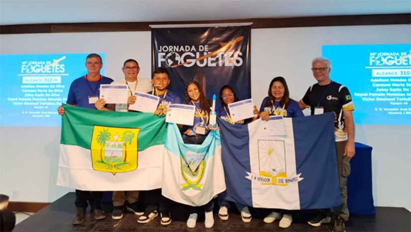 Imagem 1 - Os alunos Victor Emanuel Tertulino, Jainy Karla Queiroz e Tainá Pâmela Menezes, da Escola Municipal Vereador José Bernardo, localizada no sítio Passagem de Pedra, zona rural de Mossoró, conquistaram a medalha de ouro na Olimpíada Brasileira de Astronomia, Astronáutica e Foguete (OBAFOG) 2026. A competição aconteceu na cidade de Piraí, no Rio de Janeiro, e reuniu estudantes de diversos estados do país. O resultado foi divulgado na quinta-feira (5) e representa uma grande conquista para os estudantes, que levaram o nome do município ao cenário nacional. Imagem 1 - Os alunos Victor Emanuel Tertulino, Jainy Karla Queiroz e Tainá Pâmela Menezes, da Escola Municipal Vereador José Bernardo, localizada no sítio Passagem de Pedra, zona rural de Mossoró, conquistaram a medalha de ouro na Olimpíada Brasileira de Astronomia, Astronáutica e Foguete (OBAFOG) 2026. A competição aconteceu na cidade de Piraí, no Rio de Janeiro, e reuniu estudantes de diversos estados do país. O resultado foi divulgado na quinta-feira (5) e representa uma grande conquista para os estudantes, que levaram o nome do município ao cenário nacional.