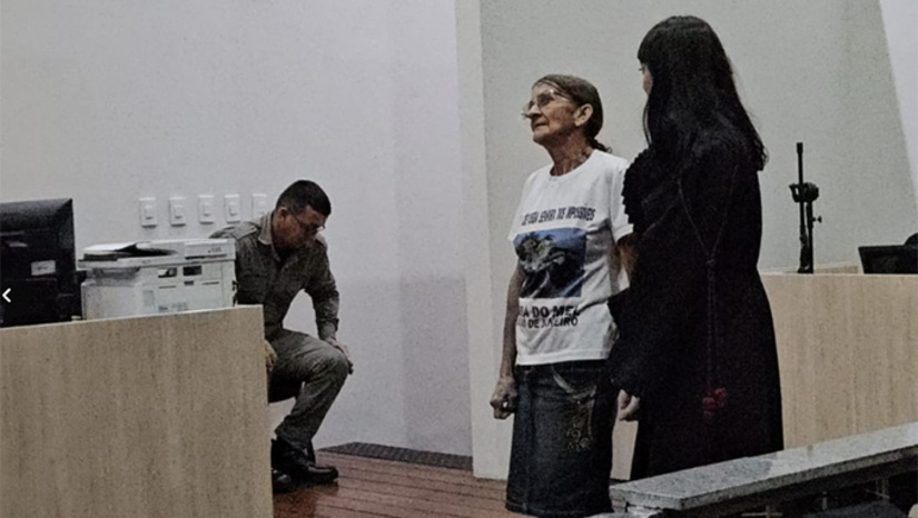Imagem 1 - A agricultora Dalvanir Santos da Silva, de 74 anos, foi absolvida pelo Tribunal do Júri Popular, de Mossoró=RN, do assassinato do marido, o também agricultor Everaldo Dantas da Silva, de 77 anos, crime este ocorrido na Vila Rio de Janeiro, na Serra do Mel, no dia 11 de janeiro de 2024. O promotor de Justiça Ítalo Moreira Martins, que havia denunciado Dona Dalva na instrução do processo, no plenário TJP mudou pensamento, pedindo a absolvição da ré. A advogada de defesa Maria Clívia Duarte disse que a sentença foi libertadora para Dona Dalvanir. Imagem 1 - A agricultora Dalvanir Santos da Silva, de 74 anos, foi absolvida pelo Tribunal do Júri Popular, de Mossoró=RN, do assassinato do marido, o também agricultor Everaldo Dantas da Silva, de 77 anos, crime este ocorrido na Vila Rio de Janeiro, na Serra do Mel, no dia 11 de janeiro de 2024. O promotor de Justiça Ítalo Moreira Martins, que havia denunciado Dona Dalva na instrução do processo, no plenário TJP mudou pensamento, pedindo a absolvição da ré. A advogada de defesa Maria Clívia Duarte disse que a sentença foi libertadora para Dona Dalvanir.