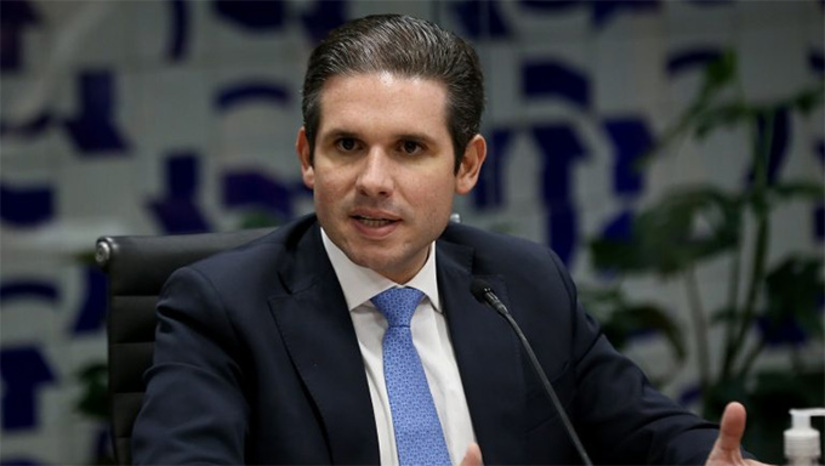 Imagem 1 - Conforme adiantado aqui, na nota “A conta chega”, entidades foram ao presidente da Câmara, Hugo Motta, na quarta-feira (4), apresentar números sobre a regulamentação do trabalho por plataformas digitais e por aplicativo. Divulgaram um manifesto em que defendem a construção de texto equilibrado, se posicionando com preocupação ao substitutivo do PLP 152/25. As entidades alertam que os impactos potenciais do substitutivo atingem uma escala inédita, cujos custos para os operadores acabarão sendo repassados aos consumidores. Os serviços intermediados por plataformas digitais, segundo o manifesto, podem impactar cerca de 125 milhões de usuários e 2,2 milhões de trabalhadores em todo o País. Nos setores de bares e restaurantes, estima-se que mais de meio milhão de estabelecimentos que utilizam as plataformas como canal de comercialização e logística também serão atingidos. Imagem 1 - Conforme adiantado aqui, na nota “A conta chega”, entidades foram ao presidente da Câmara, Hugo Motta, na quarta-feira (4), apresentar números sobre a regulamentação do trabalho por plataformas digitais e por aplicativo. Divulgaram um manifesto em que defendem a construção de texto equilibrado, se posicionando com preocupação ao substitutivo do PLP 152/25. As entidades alertam que os impactos potenciais do substitutivo atingem uma escala inédita, cujos custos para os operadores acabarão sendo repassados aos consumidores. Os serviços intermediados por plataformas digitais, segundo o manifesto, podem impactar cerca de 125 milhões de usuários e 2,2 milhões de trabalhadores em todo o País. Nos setores de bares e restaurantes, estima-se que mais de meio milhão de estabelecimentos que utilizam as plataformas como canal de comercialização e logística também serão atingidos.