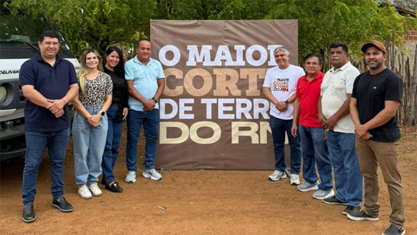 Imagem 1 - Com investimento em recursos próprios de 900 mil reais e a utilização de 4.500 horas de trator, a gestão municipal se consolida como o maior corte de terra já realizado no estado. O programa teve início simbólico, ontem, 04/02, na Comunidade de Três Marias. Para o prefeito Artur Vale, a ação representa um compromisso com quem vive do campo. “É uma alegria enorme poder ajudar o homem e a mulher do campo, garantindo condições para produzir, trabalhar com dignidade e fortalecer a economia de Governador Dix-Sept Rosado”, afirmou. Imagem 1 - Com investimento em recursos próprios de 900 mil reais e a utilização de 4.500 horas de trator, a gestão municipal se consolida como o maior corte de terra já realizado no estado. O programa teve início simbólico, ontem, 04/02, na Comunidade de Três Marias. Para o prefeito Artur Vale, a ação representa um compromisso com quem vive do campo. “É uma alegria enorme poder ajudar o homem e a mulher do campo, garantindo condições para produzir, trabalhar com dignidade e fortalecer a economia de Governador Dix-Sept Rosado”, afirmou.
