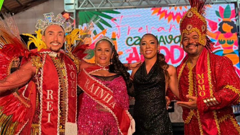 Imagem 1 - O título de Rei Momo foi entregue a Júnior Andrade, enquanto Janaína Melo recebeu a coroa de Rainha do Carnaval 2026. Com a coroação da nova realeza, a Frevança 2026 abre oficialmente alas para dias intensos de festa, celebrando o calor humano, a tradição e a alegria que fazem do Carnaval de Apodi um dos maiores e mais marcantes do estado. Imagem 1 - O título de Rei Momo foi entregue a Júnior Andrade, enquanto Janaína Melo recebeu a coroa de Rainha do Carnaval 2026. Com a coroação da nova realeza, a Frevança 2026 abre oficialmente alas para dias intensos de festa, celebrando o calor humano, a tradição e a alegria que fazem do Carnaval de Apodi um dos maiores e mais marcantes do estado.