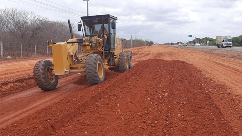 Imagem 1 -  78 estão trabalhando com auxílio de 41 máquinas especificamente na duplicação da BR 304, no trecho de 57,6 km entre Assu/Mossoró. Outros 20 dedicando esforços na preparação do canteiro de obras, com área de concretagem, no trevo da BR 304 de acesso a Paraú pela RN 223. Neste trecho, serão investidos R$ 367 milhões. As obras começaram no dia 22 de janeiro e a previsão da CLC é concluir antes dos 36 meses previstos no contrato. O segundo trecho será entre Macaíba e Riachuelo. Está em fase de contratação. O terceiro trecho será entre Mossoró e Aracati e o quarto e quinto trecho fica entre Assu e Riachuelo. 