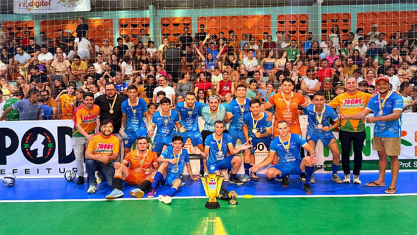 Imagem 1 - Ao todo, o evento contou com a participação de 74 equipes, distribuídas entre as categorias Base, Feminino, Master 38+, Segunda Divisão e Primeira Divisão, envolvendo diretamente 1.036 participantes, entre atletas e membros de comissão técnica. A competição movimentou o esporte local, fortaleceu a integração entre comunidades e levou grande público ao ginásio durante todos os dias de jogos. Um dos grandes destaques foi a premiação total de R$ 70 mil, reafirmando a valorização dos atletas e o incentivo ao esporte como ferramenta de desenvolvimento social e econômico no município. Imagem 1 - Ao todo, o evento contou com a participação de 74 equipes, distribuídas entre as categorias Base, Feminino, Master 38+, Segunda Divisão e Primeira Divisão, envolvendo diretamente 1.036 participantes, entre atletas e membros de comissão técnica. A competição movimentou o esporte local, fortaleceu a integração entre comunidades e levou grande público ao ginásio durante todos os dias de jogos. Um dos grandes destaques foi a premiação total de R$ 70 mil, reafirmando a valorização dos atletas e o incentivo ao esporte como ferramenta de desenvolvimento social e econômico no município.