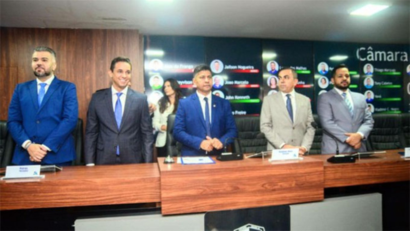 Imagem 1 - A solenidade marca oficialmente o início dos trabalhos parlamentares do ano e contará com a leitura da mensagem do prefeito de Mossoró, Allyson Bezerra (União Brasil), apresentada ao Poder Legislativo como parte da abertura institucional das atividades legislativas. A sessão será transmitida ao vivo pela TV Câmara Mossoró por meio da TCM Telecom, no canal 23.2, pela Telecab, no canal 2, e também pela internet, no canal da TV Câmara Mossoró no YouTube. Também é possível acessar a transmissão ao vivo pelo site www.mossoro.rn.leg.br . Imagem 1 - A solenidade marca oficialmente o início dos trabalhos parlamentares do ano e contará com a leitura da mensagem do prefeito de Mossoró, Allyson Bezerra (União Brasil), apresentada ao Poder Legislativo como parte da abertura institucional das atividades legislativas. A sessão será transmitida ao vivo pela TV Câmara Mossoró por meio da TCM Telecom, no canal 23.2, pela Telecab, no canal 2, e também pela internet, no canal da TV Câmara Mossoró no YouTube. Também é possível acessar a transmissão ao vivo pelo site www.mossoro.rn.leg.br .