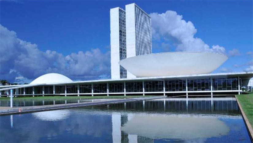 Imagem 1 -  O envio da PEC 8/2025 para a CCJ da Câmara dos Deputados foi uma forma de o presidente da Casa, Hugo Motta, se livrar da pressão forte que sofre dos partidos da esquerda neste início de ano. A proposta, que reduz a jornada de trabalho de 6 dias por 1 de folga, para 4 de trabalho x 3 de folga, pode ser uma das bandeiras eleitorais do presidente Lula da Silva. Mas desagrada a um Congresso Nacional predominantemente patronal, que lança mão do discurso de que o Brasil precisa produzir.