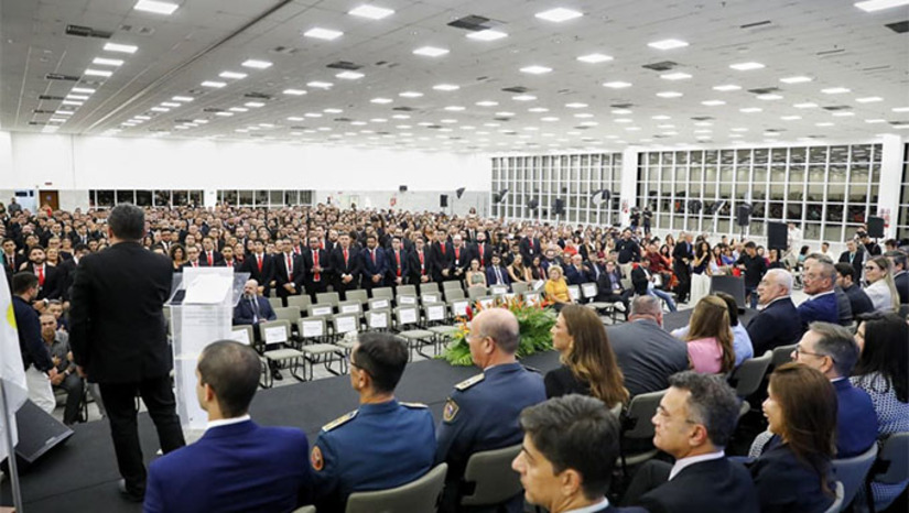 Imagem 1 - A turma é composta por 43 delegados, 111 escrivães e 213 agentes, formados após três meses de capacitação teórica e prática promovida pela Academia de Polícia Civil. Durante a capacitação, os novos integrantes da Polícia Civil tiveram aulas de ética e direitos humanos, investigação de crimes patrimoniais e de homicídios, combate ao crime organizado, planejamento operacional e estratégico, comunicação social, técnicas de entrevista e interrogatório, defesa pessoal, abordagem e tiro. Imagem 1 - A turma é composta por 43 delegados, 111 escrivães e 213 agentes, formados após três meses de capacitação teórica e prática promovida pela Academia de Polícia Civil. Durante a capacitação, os novos integrantes da Polícia Civil tiveram aulas de ética e direitos humanos, investigação de crimes patrimoniais e de homicídios, combate ao crime organizado, planejamento operacional e estratégico, comunicação social, técnicas de entrevista e interrogatório, defesa pessoal, abordagem e tiro.
