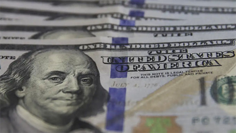 Imagem 1 -  O dólar comercial encerrou esta segunda-feira (9) vendido a R$ 5,188, com queda de R$ 0,032 (-0,62%). A cotação caiu durante toda a sessão, chegando a R$ 5,17 por volta das 13h. A partir daí, investidores aproveitaram para comprar moeda barata, mas a moeda não deixou de operar em baixa.  A moeda estadunidense está no menor nível desde 28 de maio de 2024, quando estava em R$ 5,15. A divisa acumula queda de 5,47% em 2026.