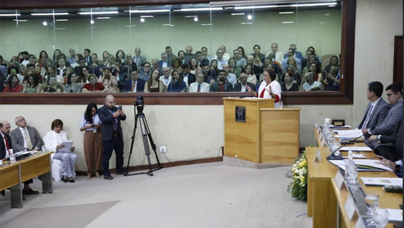 Imagem 1 -  Em sua mensagem anual do Executivo à Assembleia Legislativa, a governadora Fátima Bezerra destacou os avanços alcançados em sete anos de gestão, como a melhoria dos indicadores socioeconômicos do Rio Grande do Norte. Entre os principais pontos, citou investimentos em infraestrutura hídrica e rodoviária, geração de empregos, fortalecimento da segurança pública, avanços na educação e na saúde, além de parcerias com o governo federal que impulsionaram o desenvolvimento do estado, como a duplicação da BR-304.