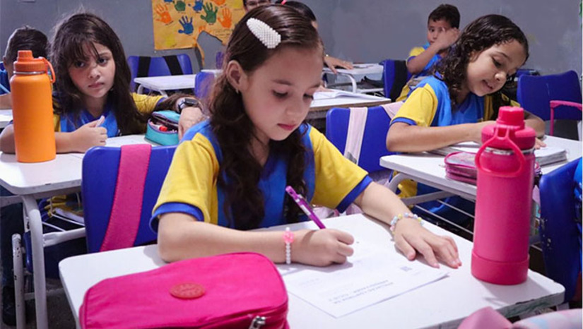 Imagem 1 -  A conquista do Selo Ouro reflete o compromisso da gestão da prefeita Cinthia Sonale com o fortalecimento da educação pública em Grossos. A administração municipal tem investido de forma contínua na valorização dos professores, garantindo anualmente o reajuste do piso salarial do magistério, além de promover a reforma e manutenção das escolas municipais.   A gestão também assegura fardamento e material escolar gratuitos para os alunos, bem como merenda de qualidade e transporte escolar e universitário eficientes, reforçando as condições necessárias para a aprendizagem e o desenvolvimento dos estudantes.