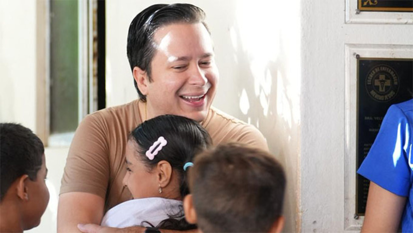 Imagem 1 -  A premiação consolida Caraúbas como bicampeã no selo e reforça o compromisso da gestão municipal com uma educação de base sólida, construída com planejamento, responsabilidade e continuidade de ações. Atualmente, a rede municipal de ensino atende 2.281 alunos, distribuídos em 14 escolas, que desenvolvem diariamente um trabalho voltado à qualidade da aprendizagem e ao fortalecimento da alfabetização. “Nossa educação é ouro. Essa conquista mostra que estamos no caminho certo, investindo desde a base, cuidando das nossas crianças e preparando o futuro de Caraúbas com responsabilidade e compromisso”, afirmou o prefeito Givago Barreto.