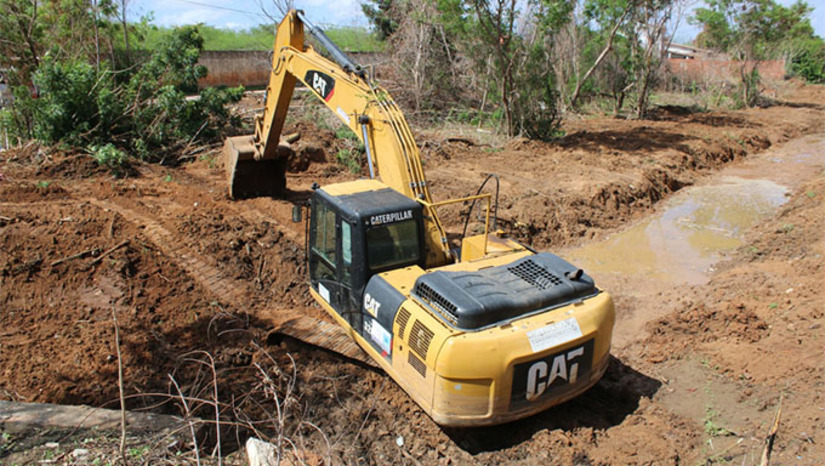 Imagem 1 - O objetivo da ação é assegurar melhores condições de escoamento das águas pluviais. As intervenções incluem a remoção de sedimentos, resíduos sólidos e outros materiais que comprometem a capacidade hidráulica do canal, contribuindo diretamente para a prevenção de alagamentos e inundações, especialmente durante o período chuvoso. Imagem 1 - O objetivo da ação é assegurar melhores condições de escoamento das águas pluviais. As intervenções incluem a remoção de sedimentos, resíduos sólidos e outros materiais que comprometem a capacidade hidráulica do canal, contribuindo diretamente para a prevenção de alagamentos e inundações, especialmente durante o período chuvoso.