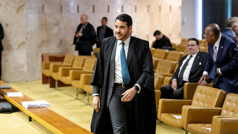 Imagem 1 - O nome escolhido pelo presidente Lula da Silva para a vaga de Luís Barroso no Supremo Tribunal Federal, mas ainda não oficializado para sabatina no Senado, aguarda um aval do chefe para novamente percorrer a Casa Alta atrás da simpatia dos senadores. Atualmente, sua aprovação é tida como incerta. Há leve vantagem na contabilidade do Palácio, mas o presidente não quer correr risco de um vexame histórico. Messias, no entanto, está pendurado ao telefone buscando aliados fora do Congresso Nacional. E estes potenciais aliados têm peso na declaração dos parlamentares. Imagem 1 - O nome escolhido pelo presidente Lula da Silva para a vaga de Luís Barroso no Supremo Tribunal Federal, mas ainda não oficializado para sabatina no Senado, aguarda um aval do chefe para novamente percorrer a Casa Alta atrás da simpatia dos senadores. Atualmente, sua aprovação é tida como incerta. Há leve vantagem na contabilidade do Palácio, mas o presidente não quer correr risco de um vexame histórico. Messias, no entanto, está pendurado ao telefone buscando aliados fora do Congresso Nacional. E estes potenciais aliados têm peso na declaração dos parlamentares.
