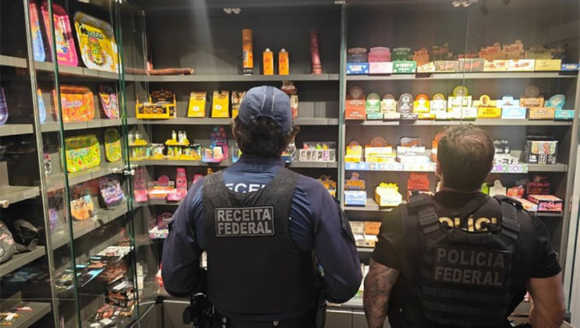 Imagem 1 -  Foram cumpridos dois mandados de busca e apreensão, expedidos pela Justiça Federal no Rio Grande do Norte, em estabelecimentos comerciais de Natal onde havia indícios de venda dissimulada de cigarros eletrônicos. Os dispositivos eletrônicos para fumar são proibidos no país por órgão regulador competente e, em geral, entram no país via contrabando. Também é vedada a comercialização de produtos fumígenos aromatizados. Além dos dispositivos, foram apreendidos acessórios eletrônicos e outros produtos importados com indícios de irregularidade fiscal, podendo caracterizar o crime de descaminho.