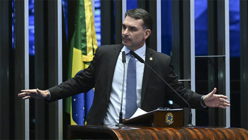 Imagem 1 -  Surpresa no cenário, com alta meteórica nas pesquisas de intenção de votos para a Presidência, o senador Flávio Bolsonaro (PL-RJ), filho do ex-presidente Jair, faz um “road show” pela Europa e Oriente Médio há duas semanas para se apresentar como o maior candidato da direita na futura eleição. Tem conversado com líderes de diferentes países e empresários de multinacionais. Flávio se declara como nome da direita moderada e tem repetido que quem faz política com ódio é o presidente Lula da Silva. Enquanto isso, o PL procura um vice que seja estratégico para sua chapa. O apoio dos bolsonaristas ele já garante. O partido agora busca um nome do Nordeste, de preferência uma mulher, que some até 15% de votos para um eventual 2º turno.