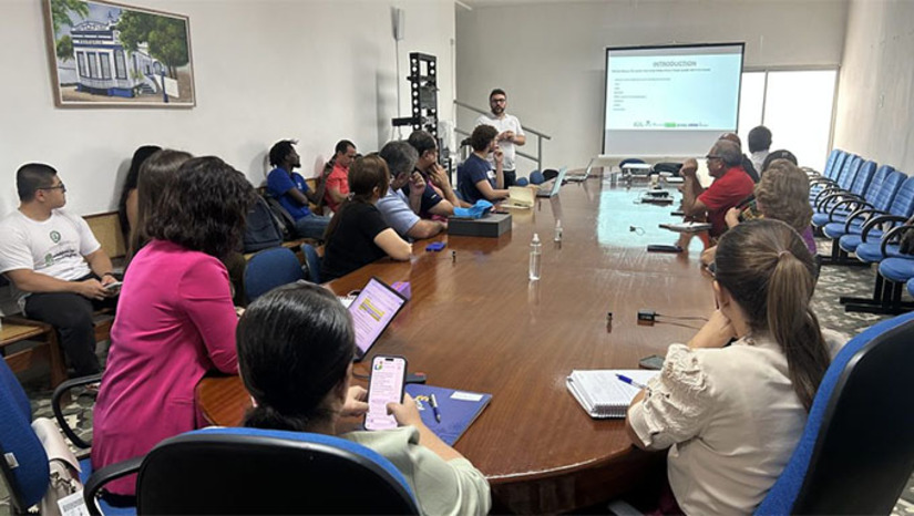 Imagem 1 - A Uern apresentou os resultados da parceria Brasil-China desenvolvida em Apodi por meio da Residência Tecnológica em Mecanização da Agricultura Familiar, considerada a primeira da América Latina. O projeto, iniciado em 2024, promove a transferência de tecnologias para a agricultura familiar no semiárido e reúne universidades, órgãos governamentais e instituições de pesquisa dos dois países. Durante o encontro, também foram discutidas novas ações para 2026, incluindo a realização de evento nacional, ampliação de intercâmbios estudantis e fortalecimento de parcerias Imagem 1 - A Uern apresentou os resultados da parceria Brasil-China desenvolvida em Apodi por meio da Residência Tecnológica em Mecanização da Agricultura Familiar, considerada a primeira da América Latina. O projeto, iniciado em 2024, promove a transferência de tecnologias para a agricultura familiar no semiárido e reúne universidades, órgãos governamentais e instituições de pesquisa dos dois países. Durante o encontro, também foram discutidas novas ações para 2026, incluindo a realização de evento nacional, ampliação de intercâmbios estudantis e fortalecimento de parcerias