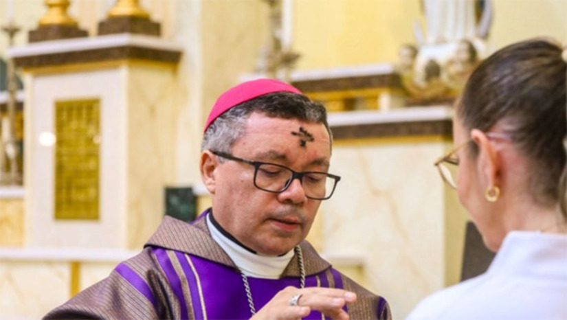 Imagem 1 - A programação contempla as paróquias de Mossoró e a cidade de Tibau (RN). Em todas as missas será realizado o rito da imposição das cinzas, sinal do chamado à conversão e à vivência do Evangelho, conforme a exortação: “Convertei-vos e crede no Evangelho.” Na Catedral de Santa Luzia, as celebrações acontecerão às 17h e às 19h. A missa das 19h será presidida pelo bispo diocesano, Dom Francisco de Sales. Em Tibau (RN), a missa de Cinzas acontece às 17h na Igreja Rainha da Paz. Imagem 1 - A programação contempla as paróquias de Mossoró e a cidade de Tibau (RN). Em todas as missas será realizado o rito da imposição das cinzas, sinal do chamado à conversão e à vivência do Evangelho, conforme a exortação: “Convertei-vos e crede no Evangelho.” Na Catedral de Santa Luzia, as celebrações acontecerão às 17h e às 19h. A missa das 19h será presidida pelo bispo diocesano, Dom Francisco de Sales. Em Tibau (RN), a missa de Cinzas acontece às 17h na Igreja Rainha da Paz.