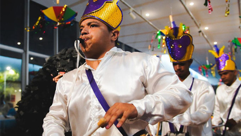 Imagem 1 - A Agenda Cultural desta semana traz uma programação especial de Carnaval, com atividades de quinta-feira (12) a terça-feira (17), em Mossoró. A programação inclui blocos de rua, shows musicais, exposições, cortejos culturais e debates sobre o fortalecimento do carnaval de rua. Entre os destaques estão as atrações no Memorial da Resistência, no Museu Histórico Lauro da Escóssia e na Praça do Portal do Saber, além das atividades promovidas pelo grupo “O Pessoal do Tarará”, com blocos tradicionais, cortejos da Boneca Mamãe Dolores e a Festa do Mela-Mela na comunidade da Baixinha. Imagem 1 - A Agenda Cultural desta semana traz uma programação especial de Carnaval, com atividades de quinta-feira (12) a terça-feira (17), em Mossoró. A programação inclui blocos de rua, shows musicais, exposições, cortejos culturais e debates sobre o fortalecimento do carnaval de rua. Entre os destaques estão as atrações no Memorial da Resistência, no Museu Histórico Lauro da Escóssia e na Praça do Portal do Saber, além das atividades promovidas pelo grupo “O Pessoal do Tarará”, com blocos tradicionais, cortejos da Boneca Mamãe Dolores e a Festa do Mela-Mela na comunidade da Baixinha.