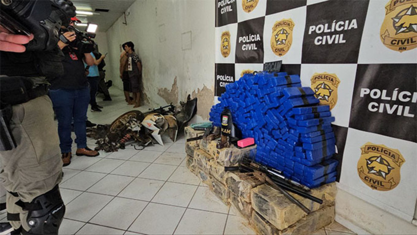 Imagem 1 - A Polícia Militar havia sido chamada para conter um homem visto armado. No local, os policiais desconfiaram do irmão do suspeito e descobriram que ele estava escondendo cerca de 270 quilos de maconha no quintal de casa. Revistaram o local e encontraram armas de fabricação caseira, uma moto desmanchada, possivelmente roubada, celulares e a droga. Imagem 1 - A Polícia Militar havia sido chamada para conter um homem visto armado. No local, os policiais desconfiaram do irmão do suspeito e descobriram que ele estava escondendo cerca de 270 quilos de maconha no quintal de casa. Revistaram o local e encontraram armas de fabricação caseira, uma moto desmanchada, possivelmente roubada, celulares e a droga.