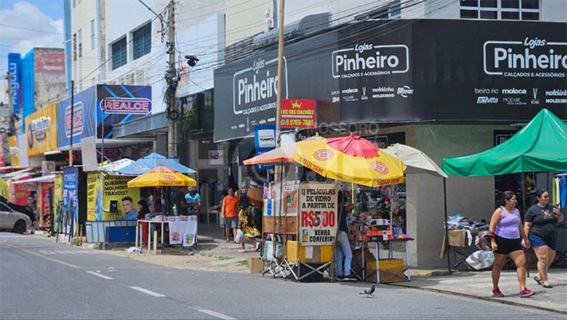 Imagem 1 -  O comércio funcionará normalmente no sábado (14), ficará fechado no domingo (15), na segunda-feira (16) pelo feriado do Dia do Comerciário e na terça-feira (17), retomando as atividades na quarta-feira (18). O Partage Shopping Mossoró terá horários diferenciados, enquanto os supermercados funcionarão em horário especial. As agências bancárias permanecerão fechadas na segunda e terça-feira, reabrindo na quarta-feira a partir das 12h.